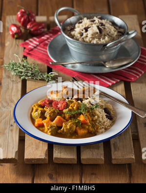 Karibisches Curry Ziege mit Reis und Erbsen. West Indies Essen Stockfoto