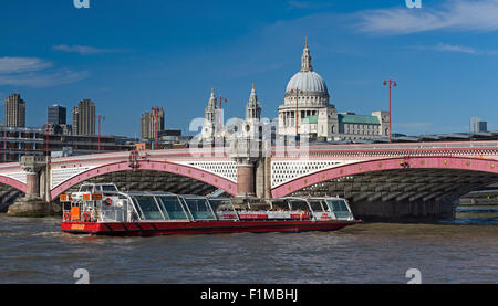 Blackfriars Bridge, St. Pauls Cathedral und Touristenboot. London-UK Stockfoto