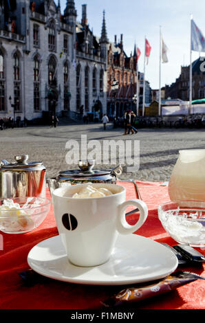 Tasse heiße Schokolade trinken mit Sahne im Straßencafé in Brügge Belgien Stockfoto
