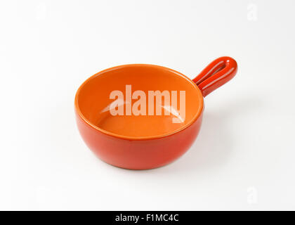 leere orange Pfanne auf weißem Hintergrund Stockfoto