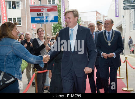 König Willem Alexander aus den Niederlanden ist Händeschütteln mit Personen während er geht, eine Theater zu besuchen Stockfoto