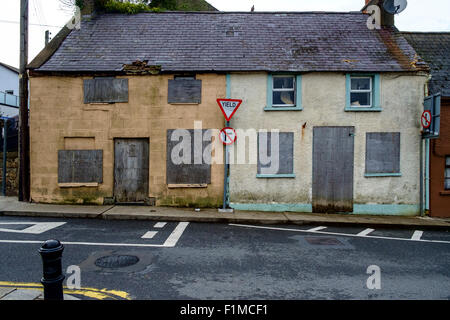 verfallenes geschlossenen bestiegen, gemauerte Haus beherbergt uk Stockfoto