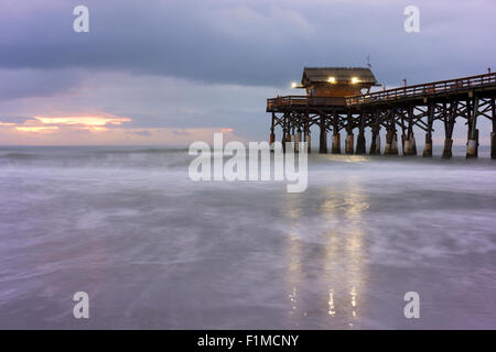 Sonnenaufgang am Cocoa Beach Pier, Florida. Stockfoto