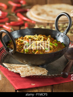 Keema Curry. Würziges Hackfleisch Lamm im Karahi Kochtopf. Indien-Essen Stockfoto