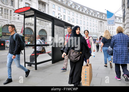 London, England, Vereinigtes Königreich. Die muslimische Frau in der Regent Street einkaufen Stockfoto