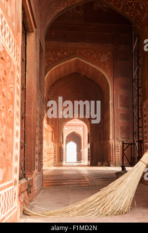 Agra, Utar Pradesh, Indien. Taj Mahal; roter Sandstein Moschee an der Seite des Mausoleums. Stockfoto