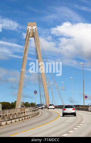 Verkehr auf Schrägseilbrücke in Stavanger, Norwegen. Stockfoto