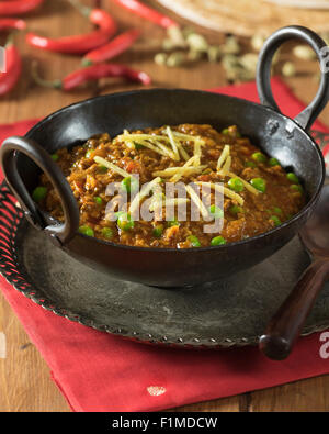 Keema Curry. Würziges Hackfleisch Lamm im Karahi Kochtopf. Indien-Essen Stockfoto