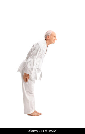 Voller Länge Profil Schuss eines älteren Mannes in einem weißen Kimono-Bogen nach unten isoliert auf weißem Hintergrund Stockfoto