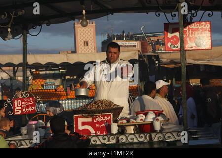 Streetfood. Mann, Verkauf von Schnecken am Markt unter freiem Himmel Essen am Djemaa El Fna Square.Marrakesh, Marokko Stockfoto