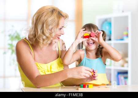 Mutter und Tochter haben Spaß beim Spielen mit Spielzeug Stockfoto