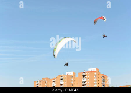 Unbekannte Soldaten - C.VENTURY - Gruppe, machst eine Airshow über den Himmel von Alcala De Henares Stockfoto