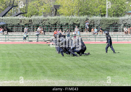 Nicht identifizierte Gruppe von spanischen Polizisten machen eine Show in Alcalá De Henares Stockfoto