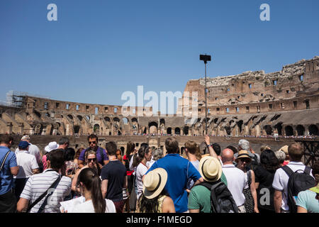 Rom. Italien. Massen von Touristen in den Roman Colosseum. Stockfoto