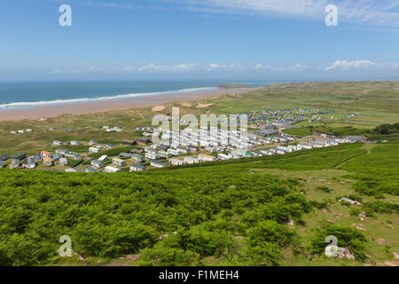 Blick von Rhossili Down auf Hillend The Gower Halbinsel Wales UK im Sommer mit Wohnwagen und Zelten auf dem Campingplatz Stockfoto