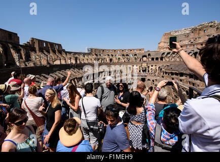Rom. Italien. Massen von Touristen in den Roman Colosseum.