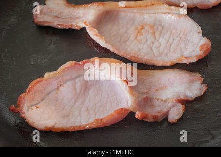 Rücken oder mittleren Speck braten in einer Pfanne einen traditionellen Schnitt aus der Lende und Bauch Stockfoto