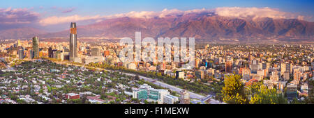 Die Skyline von Santiago de Chile. Fotografiert vom Cerro San Cristobal bei Sonnenuntergang. Stockfoto