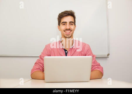 lässige Jugendlicher Schüler in einem Klassenzimmer Stockfoto