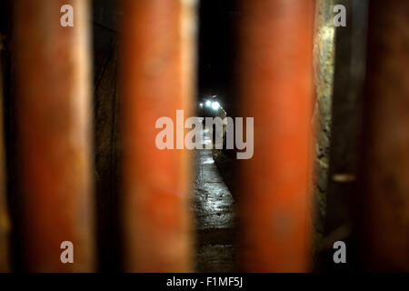 Ein Blick auf den Eingangsbereich mit Blick auf einen beleuchteten Tunnel unter Fuerstenstein Palast (Fürstenstein), die in die Ferne in Walbrzych, Polen, 3. September 2015 führt. Das Tunnelsystem ist derzeit vom Geophysikalischen Institut der polnischen Akademie der Wissenschaften um zu Forschungszwecken eingesetzt. Das Tunnelsystem beläuft sich auf eine Länge von 2 Kilometern und wurde von KZ-Häftlingen unter großer Geheimhaltung während des zweiten Weltkrieges gebaut. Der Zweck der Installation zielte dienen als Kommandozentrale und befristete Aufenthaltserlaubnis für hochrangige Wehrmacht und SS-Beamten und ihre Full- Stockfoto