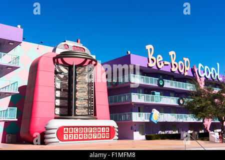 Ein Gebäude in der Form einer Retro-Juke-Box bei Disneys Pop Century Resort. Stockfoto