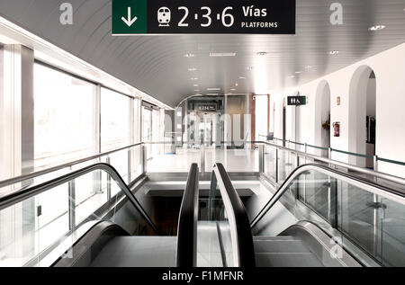 Leere Rolltreppe Treppen im Terminal eines Bahnhofs Stockfoto