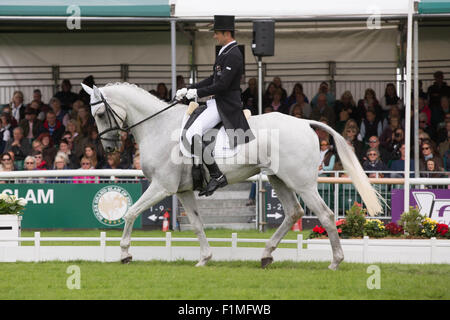 Stamford, UK. 04. Sep, 2015. Land Rover Burghley Horse Trials 2015 Jonathan Paget auf schattigen grau konkurriert seine Dressurprüfung. Bildnachweis: Tim Scrivener/Alamy Live-Nachrichten Stockfoto