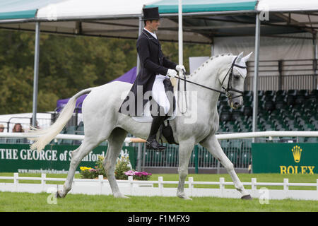 Stamford, UK. 04. Sep, 2015. Land Rover Burghley Horse Trials 2015 Jonathan Paget auf schattigen grau konkurriert seine Dressurprüfung. Bildnachweis: Tim Scrivener/Alamy Live-Nachrichten Stockfoto