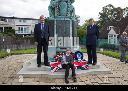 Bromley, UK, 4. September 2015, Geoff Neal, Ben Howell und John Henry bei der Enthüllung einer Gedenktafel auf Bromley Town Centre Krieg Memorial von privaten William Kitchener Howells Nam Credit: Keith Larby/Alamy Live News Stockfoto