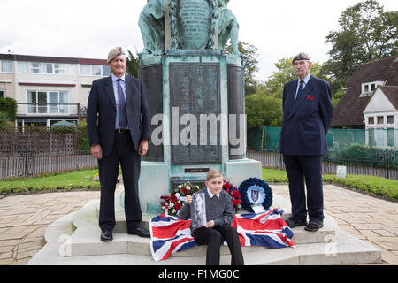 Bromley, UK, 4. September 2015, Geoff Neal, Ben Howell und John Henry bei der Enthüllung einer Gedenktafel auf Bromley Town Centre Krieg Memorial von privaten William Kitchener Howells Nam Credit: Keith Larby/Alamy Live News Stockfoto