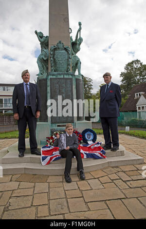 Bromley, UK, 4. September 2015, Geoff Neal, Ben Howell und John Henry bei der Enthüllung einer Gedenktafel auf Bromley Town Centre Krieg Memorial von privaten William Kitchener Howells Nam Credit: Keith Larby/Alamy Live News Stockfoto