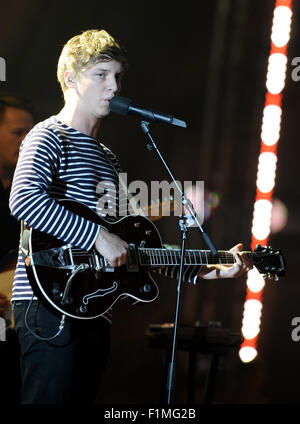 Hamburg, Deutschland. 3. Sep 2015. Britischer Musiker George Ezra führt auf der Bühne während der 6. Deutscher Radiopreis (German Radio Award)-Zeremonie in Hamburg, Deutschland, 3. September 2015. Foto: Henrik Josef Boerger/Dpa/Alamy Live-Nachrichten Stockfoto