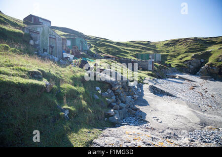 verlassene Hütten in der Bucht bei Porth Ysgaden, Tudweiliog, Nordwales Llyn Halbinsel Angeln Stockfoto