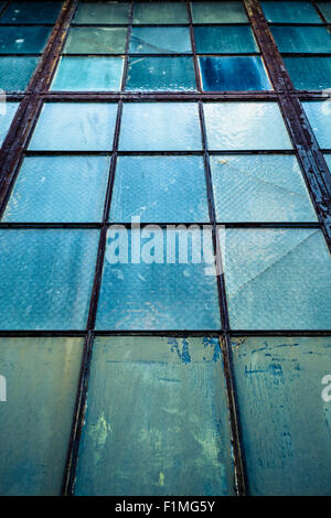 Alte Industriehalle Fenster auf verlassenen Gebäude Stockfoto