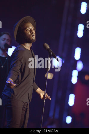 Hamburg, Deutschland. 3. Sep 2015. Britischer Musiker führt Kwabs auf der Bühne während der 6. Deutscher Radiopreis (deutsche Radio) Preisverleihung in Hamburg, Deutschland, 3. September 2015. Foto: Henrik Josef Boerger/Dpa/Alamy Live-Nachrichten Stockfoto