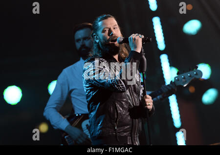 Hamburg, Deutschland. 3. Sep 2015. Irischer Sänger Rea Garvey führt auf der Bühne während der 6. Deutscher Radiopreis (German Radio Award)-Zeremonie in Hamburg, Deutschland, 3. September 2015. Foto: Henrik Josef Boerger/Dpa/Alamy Live-Nachrichten Stockfoto