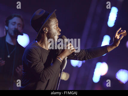 Hamburg, Deutschland. 3. Sep 2015. Britischer Musiker führt Kwabs auf der Bühne während der 6. Deutscher Radiopreis (deutsche Radio) Preisverleihung in Hamburg, Deutschland, 3. September 2015. Foto: Henrik Josef Boerger/Dpa/Alamy Live-Nachrichten Stockfoto