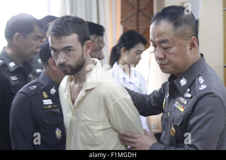 Bangkok. 4. Sep, 2015. Thailändische Polizei führen die Bombe verdächtigen Adem Karadag (L, vorn) in Polizeigewahrsam bei der Metropolitan Police-Büro in Bangkok, Thailand, 4. September 2015. Karadag wurde verhaftet und beschuldigt, die Herstellung von Bomben Materialien in seinem Besitz, die ähnlich wie das Gerät verwendet in der Aug. 17 Bangkok Bombardierung, dass mindestens 20 Menschen getötet und über hundert verletzt. Bildnachweis: Xinhua/Alamy Live-Nachrichten Stockfoto