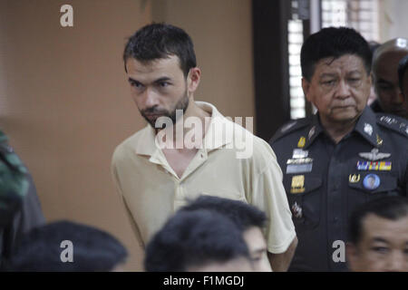 Bangkok. 4. Sep, 2015. Thailändische Polizei führen der Bombe verdächtige Adem Karadag (L) zu polizeilichem Gewahrsam beim Metropolitan Polizei Büro in Bangkok, Thailand, 4. September 2015. Karadag wurde verhaftet und beschuldigt, die Herstellung von Bomben Materialien in seinem Besitz, die ähnlich wie das Gerät verwendet in der Aug. 17 Bangkok Bombardierung, dass mindestens 20 Menschen getötet und über hundert verletzt. Bildnachweis: Xinhua/Alamy Live-Nachrichten Stockfoto