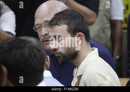 Bangkok. 4. Sep, 2015. Ein Übersetzer spricht zur Bombe vermuten Adem Karadag (vorne) beim Metropolitan Polizei Büro in Bangkok, Thailand, 4. September 2015. Karadag wurde verhaftet und beschuldigt, die Herstellung von Bomben Materialien in seinem Besitz, die ähnlich wie das Gerät verwendet in der Aug. 17 Bangkok Bombardierung, dass mindestens 20 Menschen getötet und über hundert verletzt. Bildnachweis: Xinhua/Alamy Live-Nachrichten Stockfoto