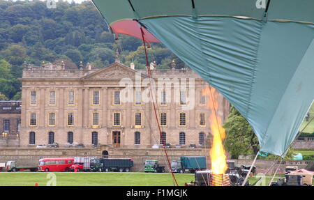 Peak District, Derbyshire, UK. 4. September 2015. Ein Heißluft-Ballon startet bei der jährlichen Country Fair im Chatsworth House die Messe auf dem Gelände des Herzogs und der Herzogin von Devonshire des Peak District Sitz, läuft ca. 4-6 September 2015 statt. Bildnachweis: Matthew Taylor/Alamy Live-Nachrichten Stockfoto