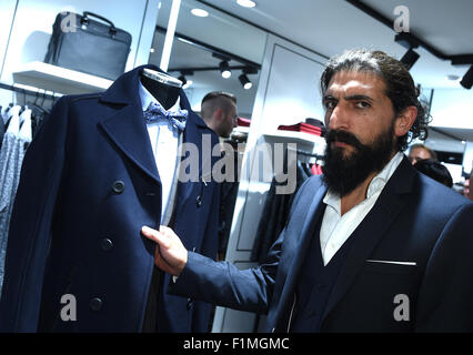 Berlin, Deutschland. 3. Sep 2015. Schauspieler Numan Acar kommt für die Eröffnung von Karl Lagerfeld Men? s-Store in Berlin, Deutschland, 3. September 2015. Foto: Britta Pedersen/Dpa/Alamy Live News Stockfoto