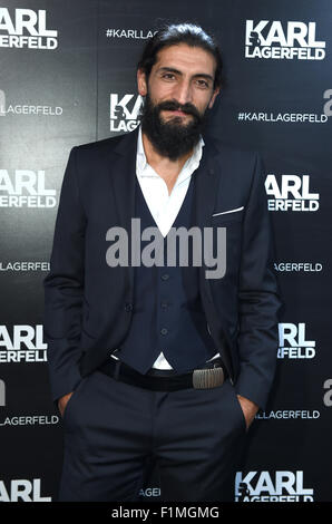 Berlin, Deutschland. 3. Sep 2015. Schauspieler Numan Acar kommt für die Eröffnung von Karl Lagerfeld Men? s-Store in Berlin, Deutschland, 3. September 2015. Foto: Britta Pedersen/Dpa/Alamy Live News Stockfoto