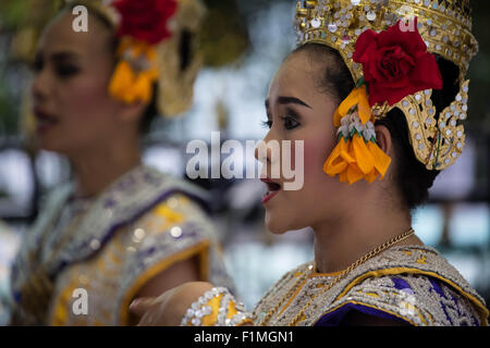 Bangkok, Thailand. 4. Sep, 2015. Thai Frauen mit traditionellen Kostümen tanzen vor der Brahma-Statue an der Erawan-Schrein im Zentrum von Bangkok am 4. September 2015, nach der Wiederherstellung der beschädigten Statue vom 17. August Bombenanschlag die 20 Menschen getötet und verletzt mehr als Hunderte. Bildnachweis: Guillaume Payen/ZUMA Draht/Alamy Live-Nachrichten Stockfoto