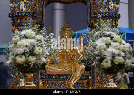 Bangkok, Thailand. 4. Sep, 2015. Ein Blick auf die Brahma-Statue an der Erawan-Schrein im Zentrum von Bangkok am 4. September 2015, nach der Wiederherstellung der beschädigten Statue vom 17. August Bombenanschlag die 20 Menschen getötet und verletzt mehr als Hunderte. Bildnachweis: Guillaume Payen/ZUMA Draht/Alamy Live-Nachrichten Stockfoto