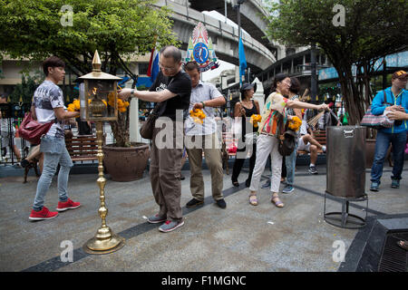 Bangkok, Thailand. 4. Sep, 2015. Menschen leicht Weihrauch vor der Brahma-Statue an der Erawan-Schrein im Zentrum von Bangkok am 4. September 2015, nach der Wiederherstellung der beschädigten Statue vom 17. August Bombenanschlag die 20 Menschen getötet und verletzt mehr als Hunderte. Bildnachweis: Guillaume Payen/ZUMA Draht/Alamy Live-Nachrichten Stockfoto