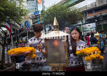 Bangkok, Thailand. 4. Sep, 2015. Menschen leicht Weihrauch vor der Brahma-Statue an der Erawan-Schrein im Zentrum von Bangkok am 4. September 2015, nach der Wiederherstellung der beschädigten Statue vom 17. August Bombenanschlag die 20 Menschen getötet und verletzt mehr als Hunderte. Bildnachweis: Guillaume Payen/ZUMA Draht/Alamy Live-Nachrichten Stockfoto