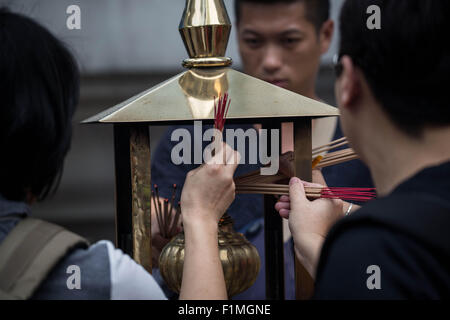 Bangkok, Thailand. 4. Sep, 2015. Chinesische Touristen leicht Weihrauch vor der Brahma-Statue an der Erawan-Schrein im Zentrum von Bangkok am 4. September 2015, nach der Wiederherstellung der beschädigten Statue vom 17. August Bombenanschlag die 20 Menschen getötet und verletzt mehr als Hunderte. Bildnachweis: Guillaume Payen/ZUMA Draht/Alamy Live-Nachrichten Stockfoto