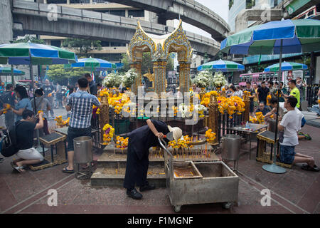 Bangkok, Thailand. 4. Sep, 2015. Ein Arbeiter um die Brahma-Statue an der Erawan-Schrein im Zentrum von Bangkok am 4. September 2015, sauber nach der Wiederherstellung der beschädigten Statue vom 17. August Bombenanschlag die 20 Menschen getötet und verletzt mehr als Hunderte. Bildnachweis: Guillaume Payen/ZUMA Draht/Alamy Live-Nachrichten Stockfoto