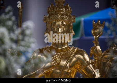 Bangkok, Thailand. 4. Sep, 2015. Ein Blick auf die Brahma-Statue an der Erawan-Schrein im Zentrum von Bangkok am 4. September 2015, nach der Wiederherstellung der beschädigten Statue vom 17. August Bombenanschlag die 20 Menschen getötet und verletzt mehr als Hunderte. Bildnachweis: Guillaume Payen/ZUMA Draht/Alamy Live-Nachrichten Stockfoto